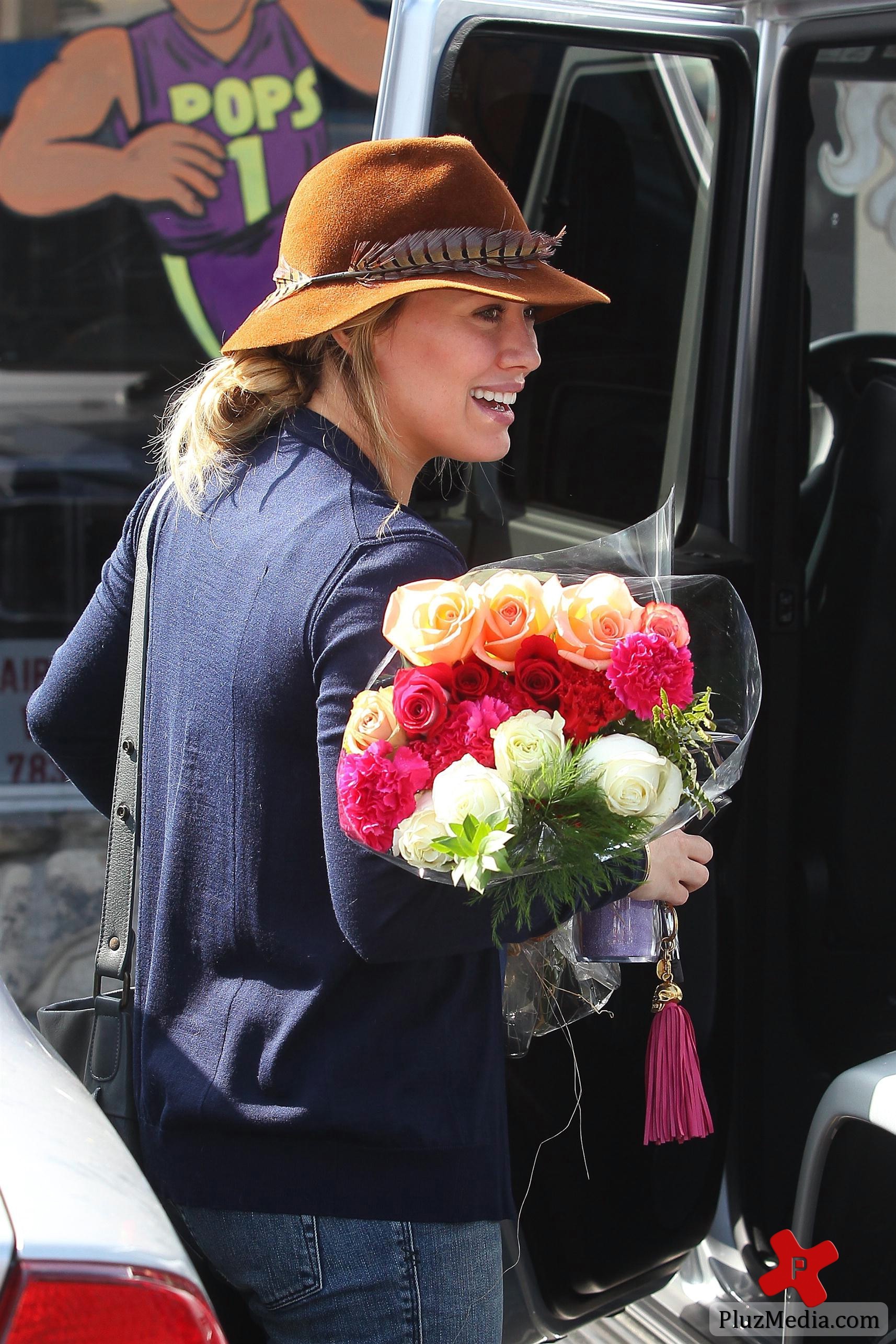 Pregnant Hilary Duff receives flowers from a paparazzo | Picture 88886